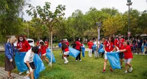 İzmirlilerden dünya rekoru için kıyı temizliği