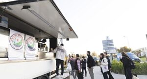 Balçova Belediyesi’nden Soğuk Havaların Gönül Isıtan Dokunuşu: Metro Durağında Çorba İkramı