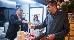 Bornova’da soğuk sabahlar sıcak çorbayla ısınıyor