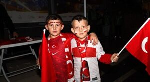 Büyükşehir’den milli maça binlerce bayrakla destek