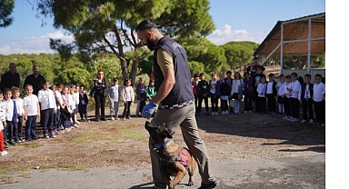 Jandarma arama kurtarma köpeği Çilek çocukların sevgilisi oldu