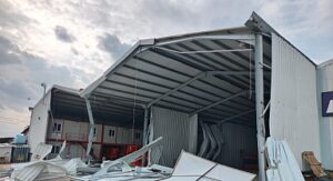 Ürünlü’de iki kaçak yapı yıkıldı