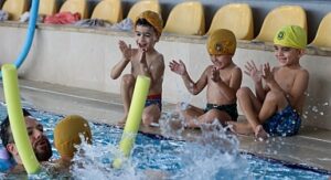 Buca’nın miniklerine ücretsiz eğitimden sonra şimdi de havuz keyfi