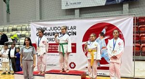 Konak’ın judo takımı ilk turnuvadan madalyalarla döndü