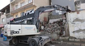 Konak’ta metruk yapıların yıkımı devam ediyor