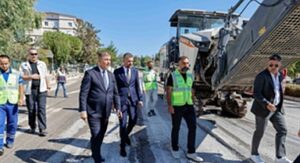 İzmir’in yollarında gece gündüz asfalt çalışması