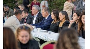 Başkan Tugay, Onur Günay’ın hayır yemeğine katıldı