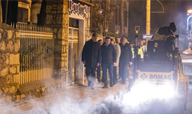 Başkan Tugay yol emekçileriyle gece mesaisinde buluştu