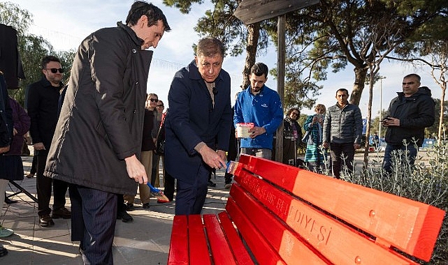 İzmir’den şiddete karşı güçlü mesaj: Kırmızı bank
