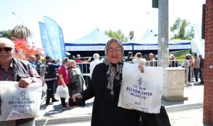 Aydın Büyükşehir Belediyesi Binlerce Fideyi Nazilli’de Vatandaşlara Dağıttı