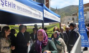Başkan Çerçioğlu Ata Tohumlarından Yetiştirilen Binlerce Fideyi Karacasu ve Koçarlı’da Vatandaşlarla Buluşturdu