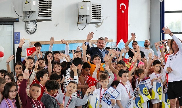 Buca’da 23 Nisan coşkusu havuza taşındı