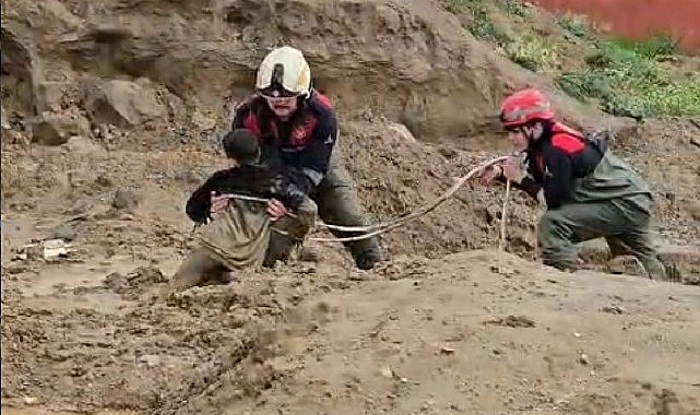 Torbalı’da çamura saplanan iki çocuğu itfaiye kurtardı